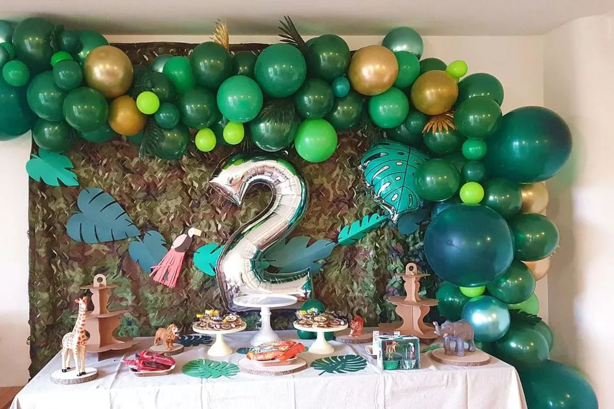 Décoration Spéciale Anniversaire avec arche de ballons & coin photo – Service clé en main