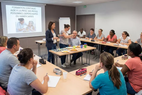 AIDE À LA PRISE DES REPAS      (7H )    Présentiel