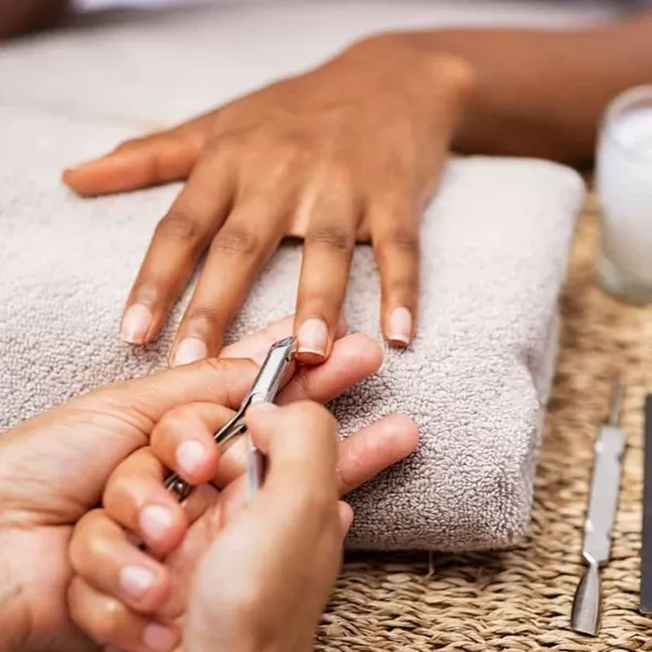💅 Manucure simple ou manucure russe : quelles différences ?