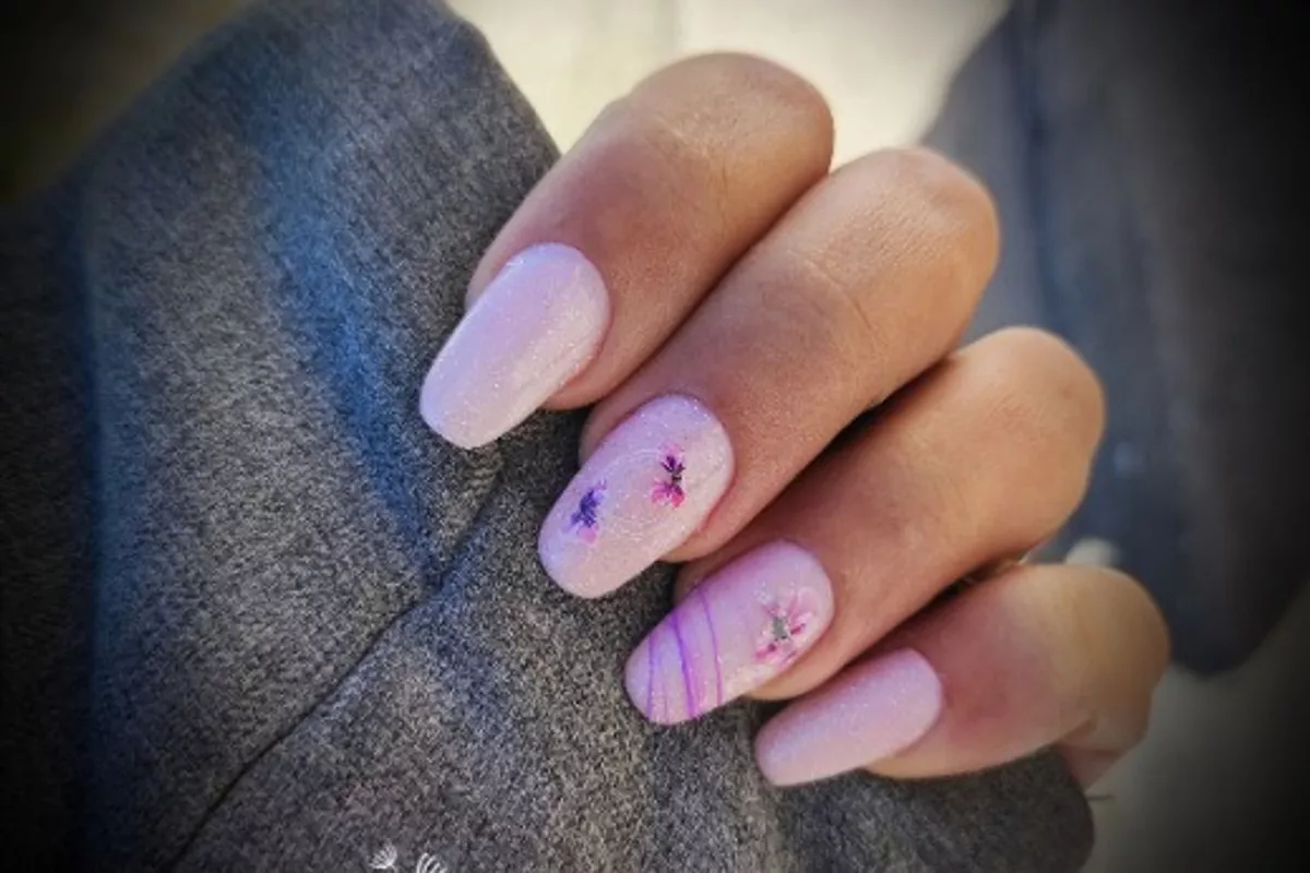 2 ou 3 doigts sur chaque main: nail art/ strass/ effet pull/ stickers/ ......