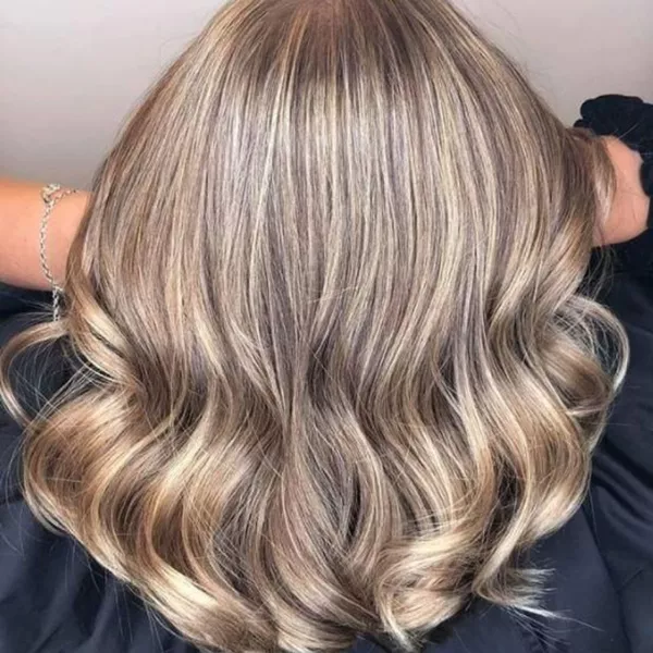 Coloration, mèches ou effet lumière : quelle technique choisir pour un résultat naturel ?