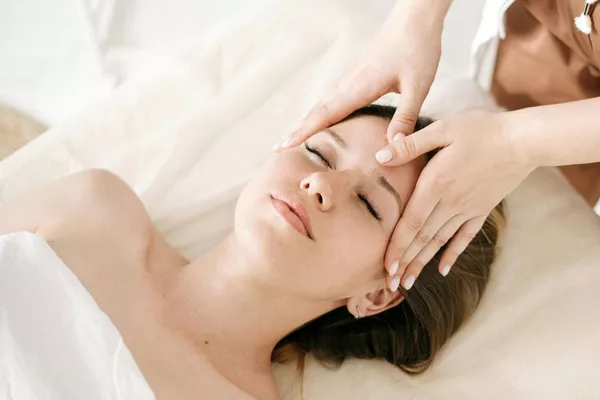 Massage crânien anti-stress – Esthéticienne RosebyBeauty
