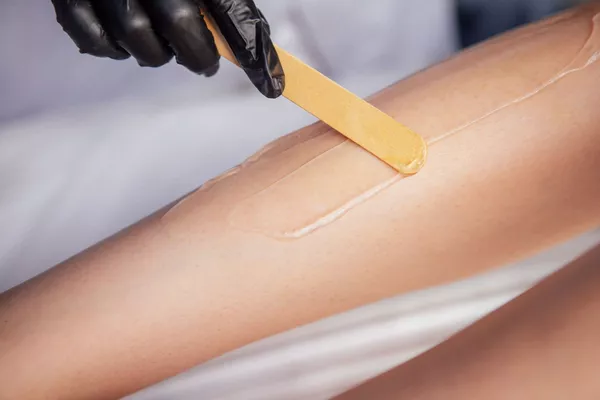 Épilation jambes entières – Esthéticienne RosebyBeauty