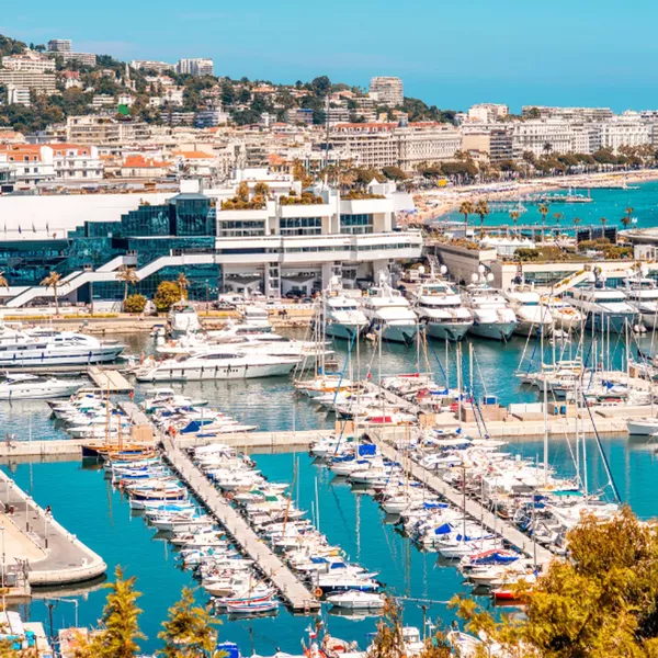 Traversées et croisières en yacht de luxe entre Cannes et St-Tropez sur la Côte d'Azur