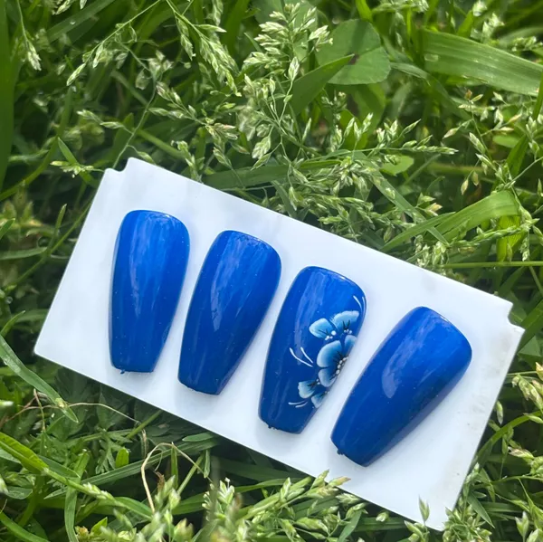 Press on nail : floral blue