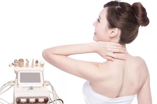 Hydrafacial + Microdermabrasion Dos – Soin anti-taches éclaircissant