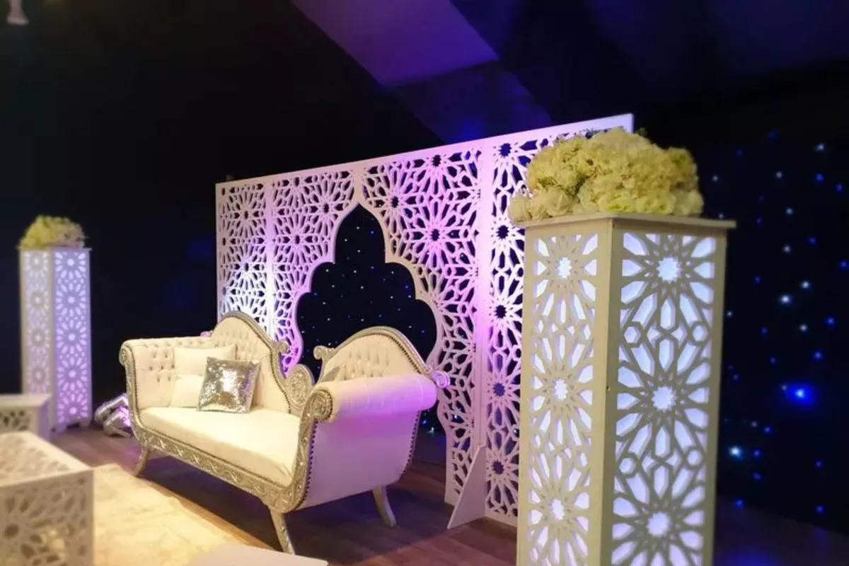 Décoration du coin mariés – Arche florale, fauteuils & ambiance romantique sur-mesure