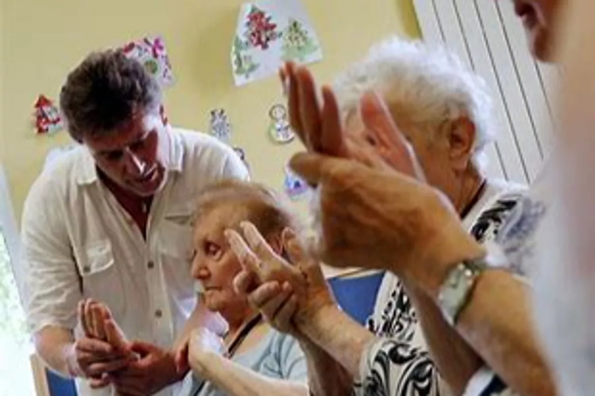 10 ATELIERS : Massage sur soi ou entre résidents ou avec la famille des résidents.