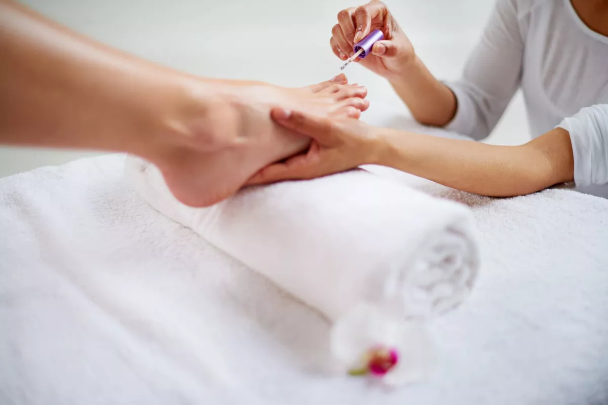 Beauté des pieds et pose de vernis semi-permanent