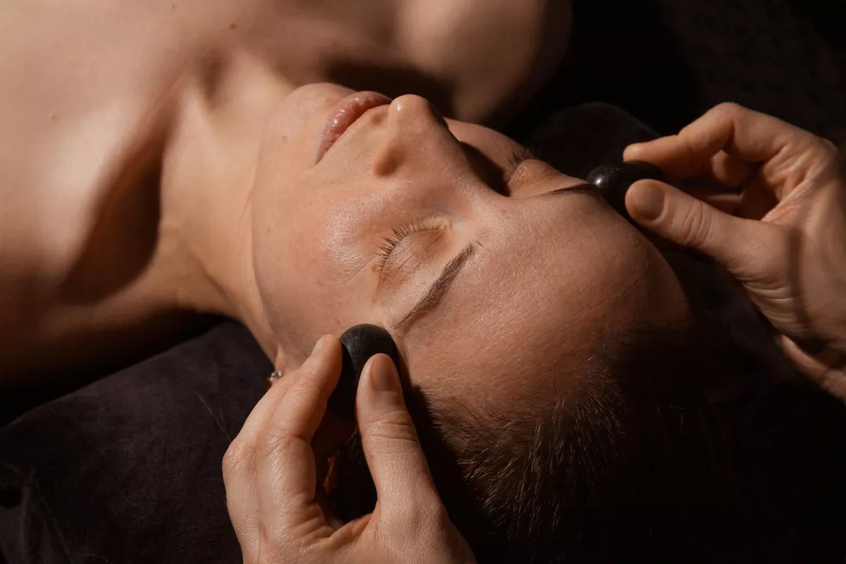Massage aux pierres chaudes