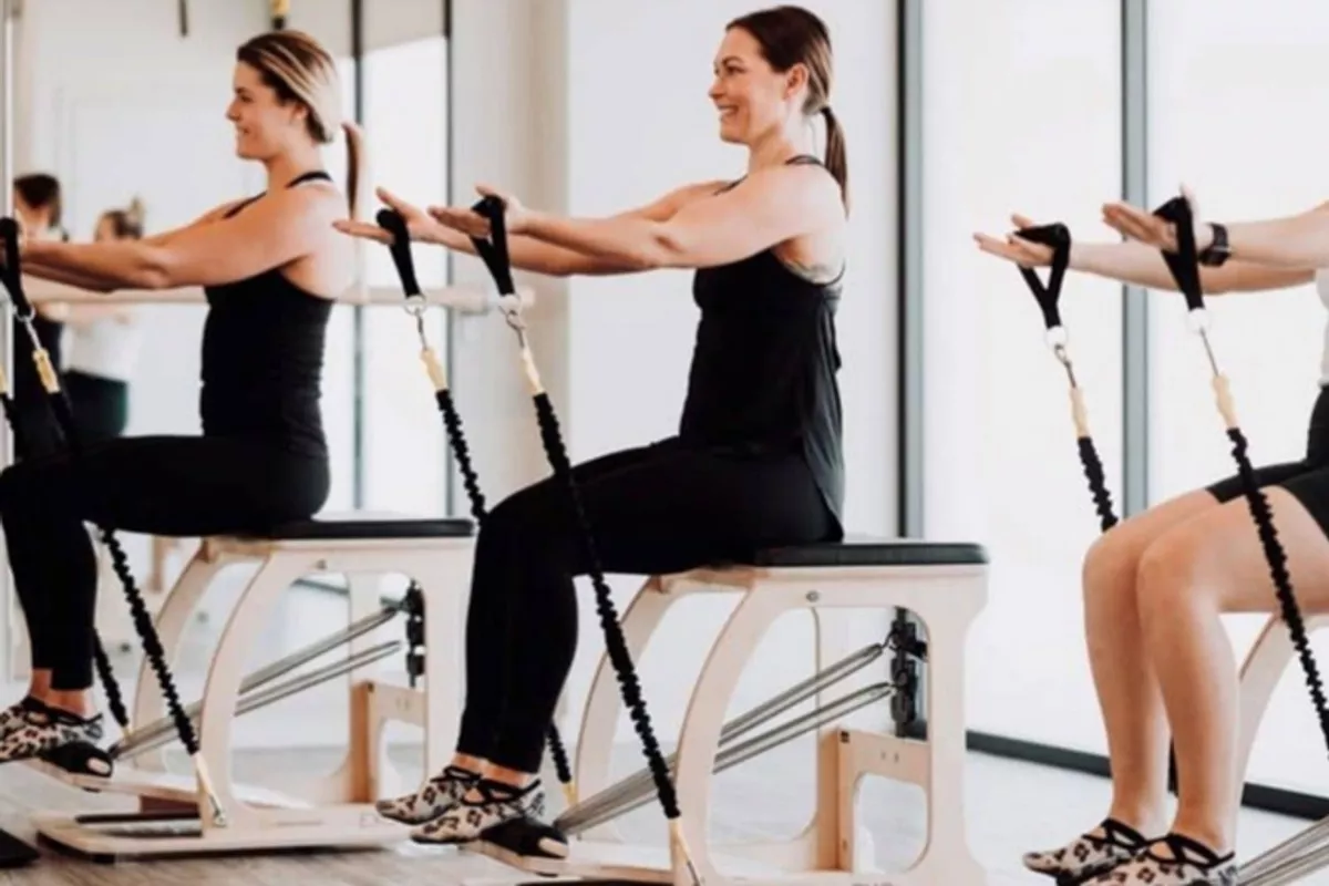 Circuit Pilates sur différentes machines en groupe