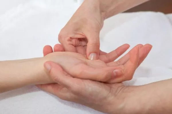 Réflexologie palmaire-faciale