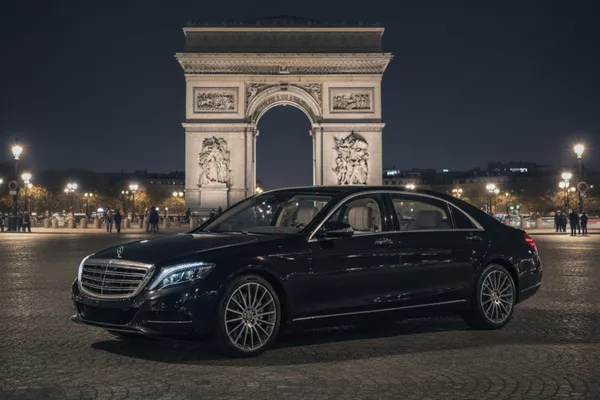 Circuit Nocturne avec Chauffeur Privé de Nuit & Accès aux Lieux Emblématiques de Paris