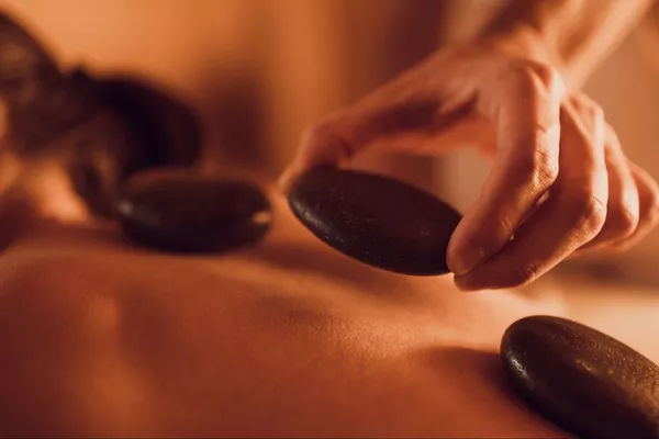 Massage aux pierres chaudes