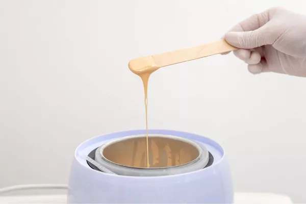 Épilation du menton à domicile en Île-de-France – Esthéticienne RosebyBeauty