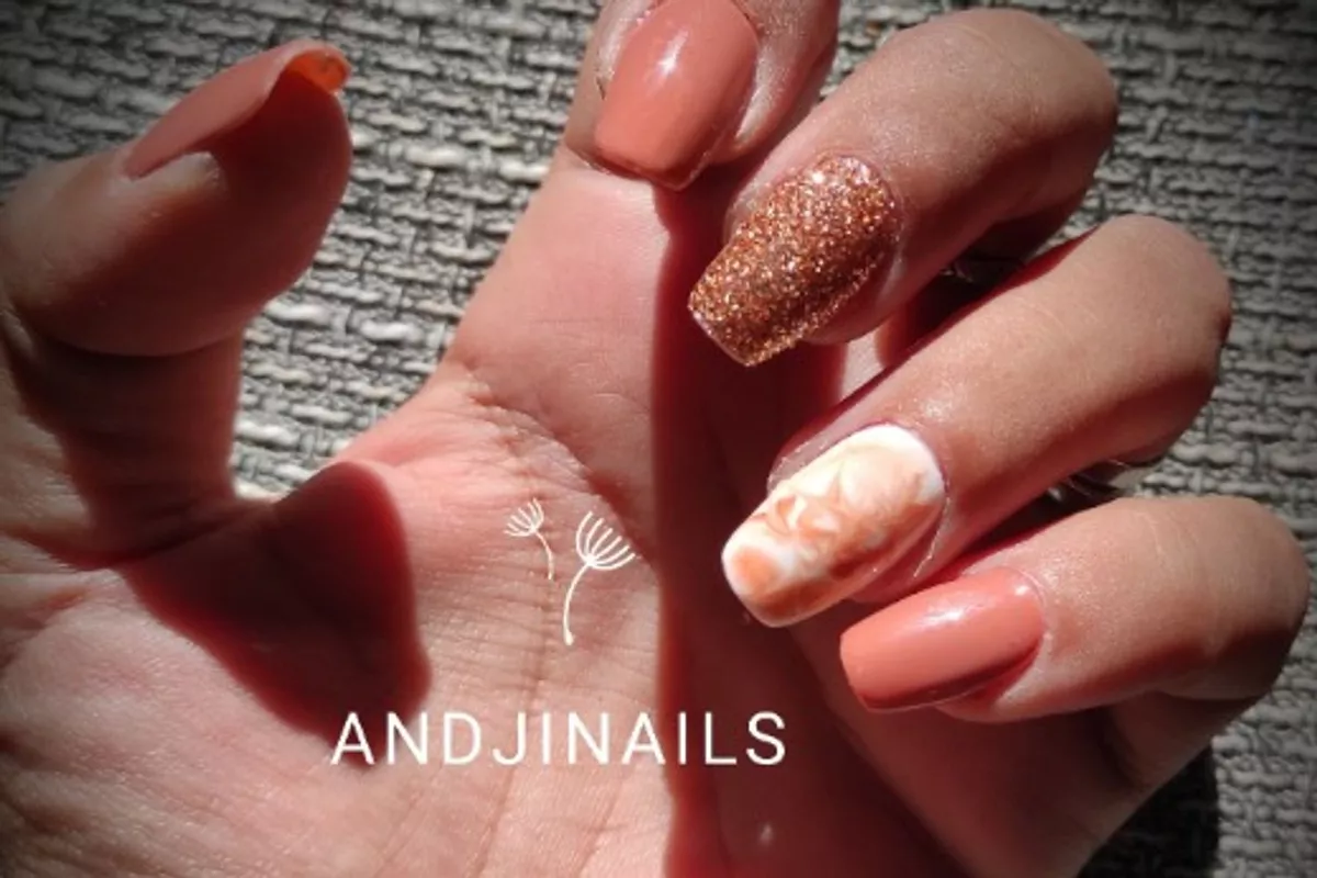 2 ou 3 doigts sur chaque main: nail art/ strass/ effet pull/ stickers/ ......
