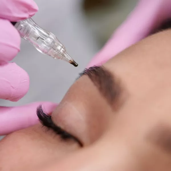 Nouveau service de nanocblading pour des traits de sourcils extrêmement fins