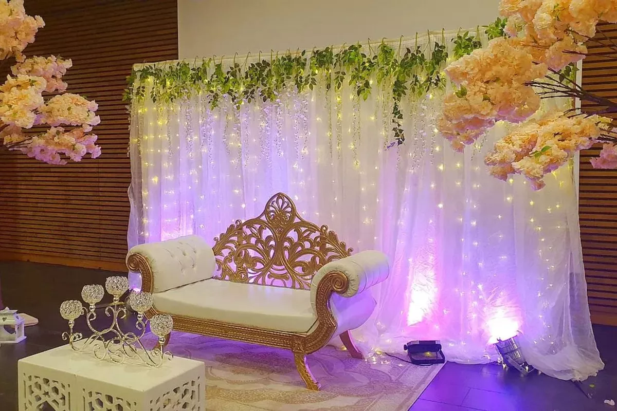 Décoration du coin mariés – Arche florale, fauteuils & ambiance romantique sur-mesure