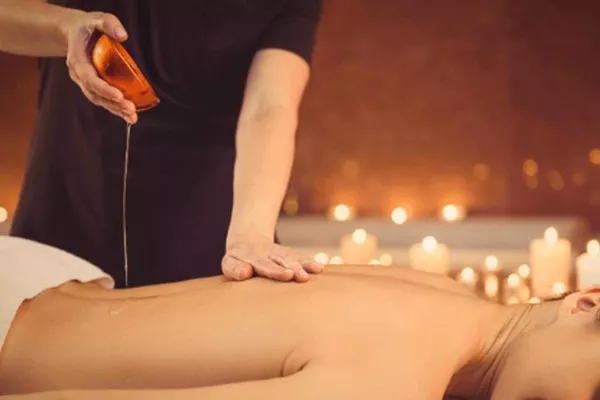 Massage aux huiles chaudes parfumées