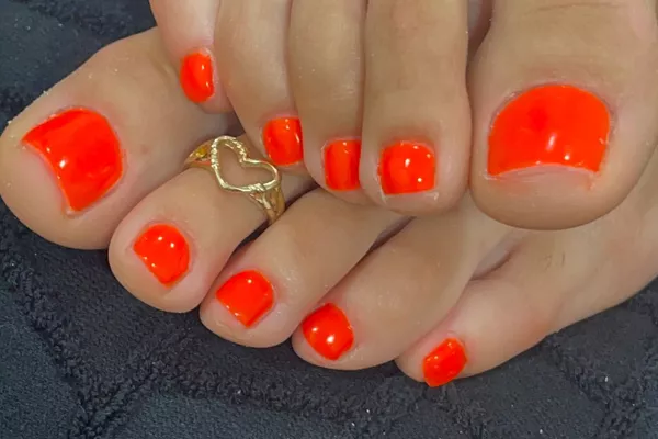 Forfait Beauté des Pieds avec soin des callosités avec pose de vernis semi permanent