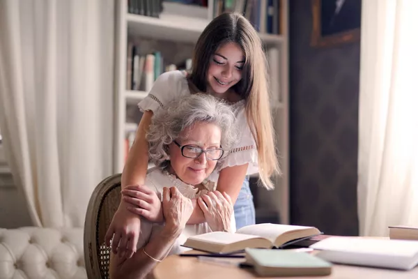 Aide à la lecture pour personnes agées – Lyon et alentours