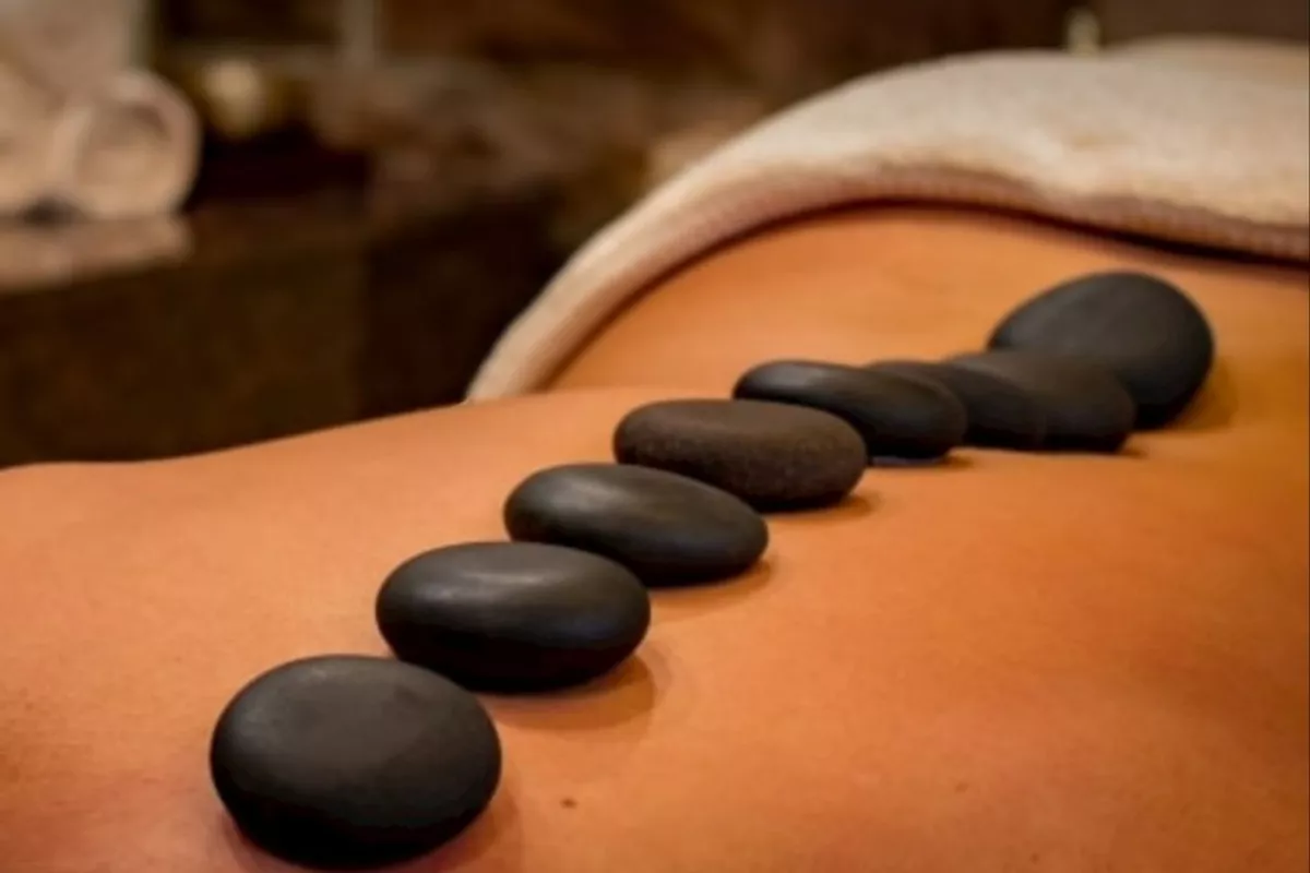 Massage dos pierre chaude