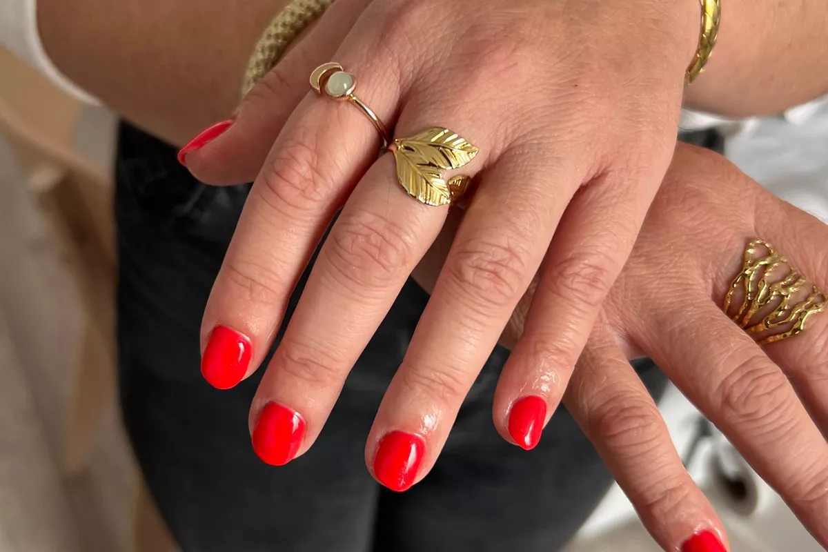 Pose vernis semi permanent uni (inclut manucure combinée)