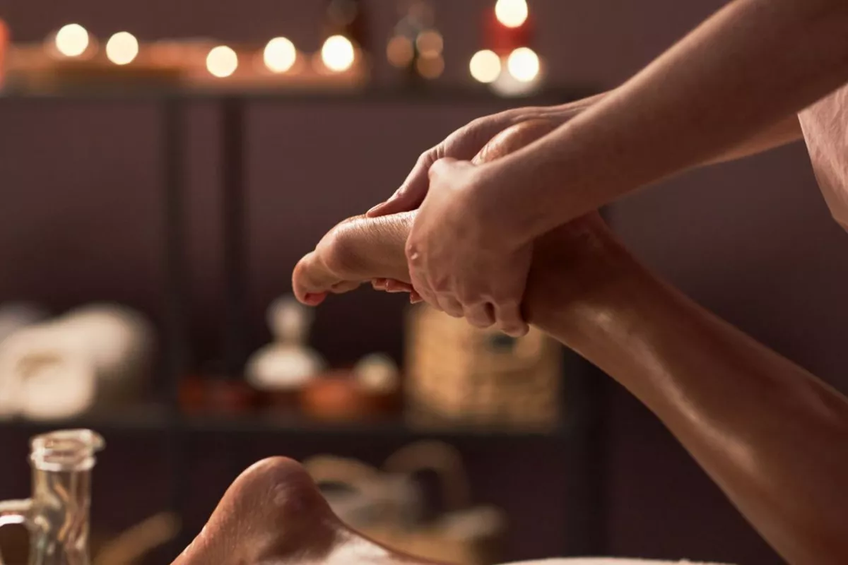 Réflexologie plantaire  15 minutes à domicile en Île-de-France – Esthéticienne RosebyBeauty