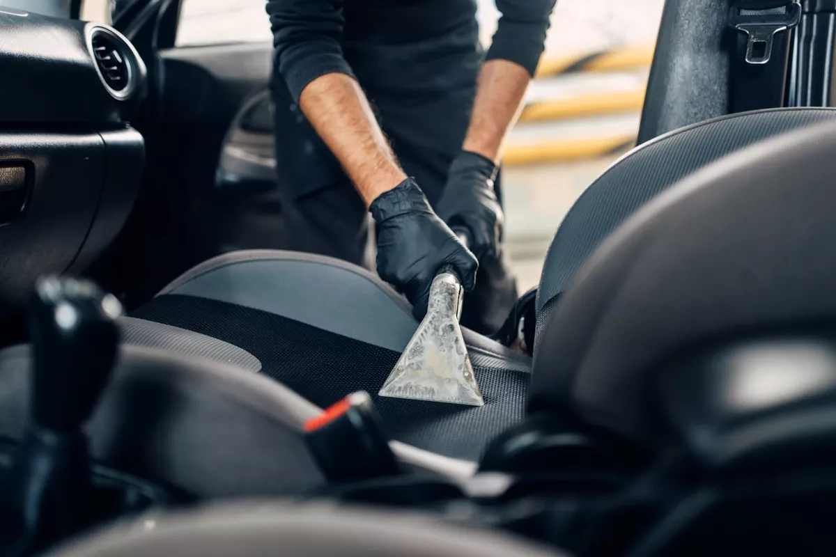 Forfait lavage auto intérieur : sols, sièges, surfaces, vitres intérieures