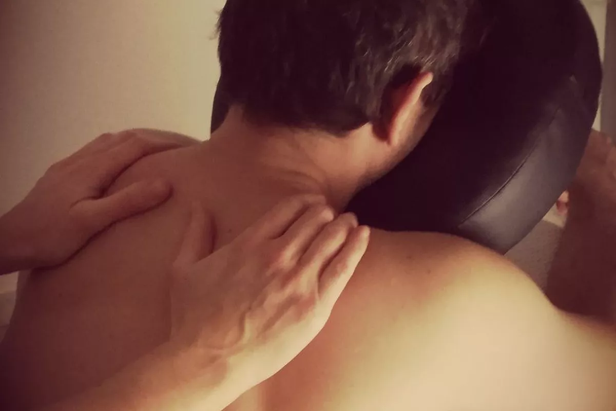 Massage dos huilé (sur chaise ergonomique)
