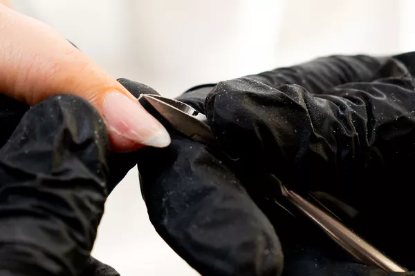 Pose de vernis simple + manucure soignée