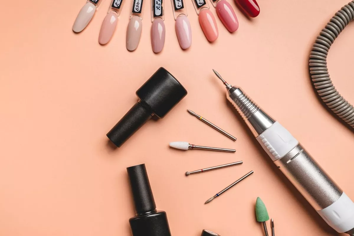 Dépose semi-permanent mains – Esthéticienne RosebyBeauty