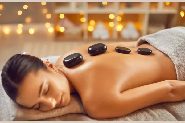 Massage relaxant aux pierres chaudes