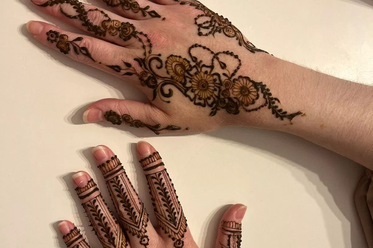 Henné main modele mi chargé