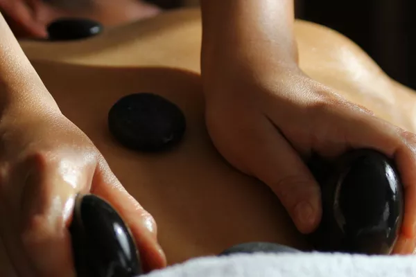 Massage aux pierres chaudes 60 min