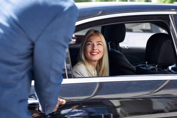 Chauffeur privé à disposition – VTC à l’heure ou à la journée à Nice
