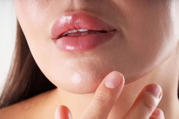 HYDRA-LIPS: Soin des lèvres hydratant et lissant (Uniquement en combinaison avec une autre prestation).