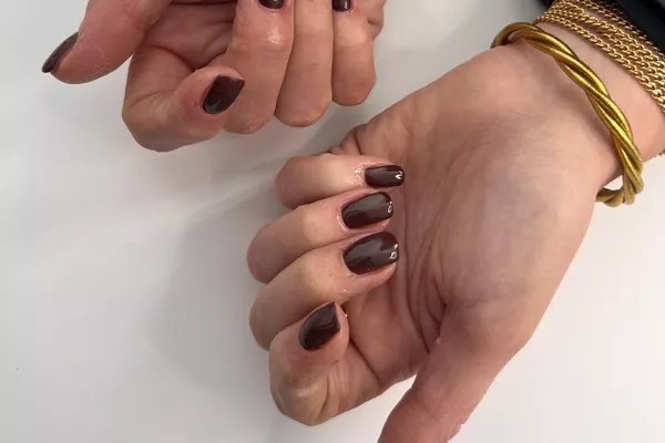 Pose vernis semi permanent uni (inclut manucure combinée)