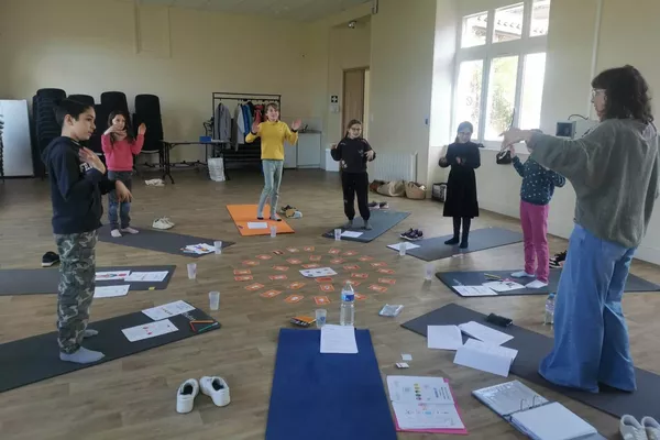 Ateliers de sophrologie pour enfants à thème : émotions, concentration et confiance