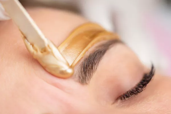 Epilation Entretien ligne sourcils à la cire toutes les 4 semaines