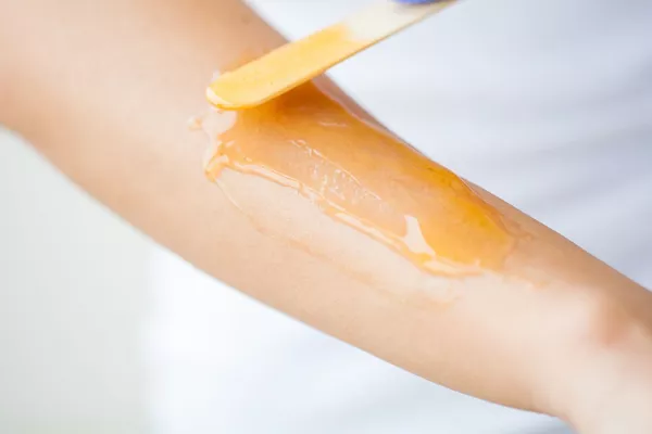 Épilation demi bras – Esthéticienne RosebyBeauty