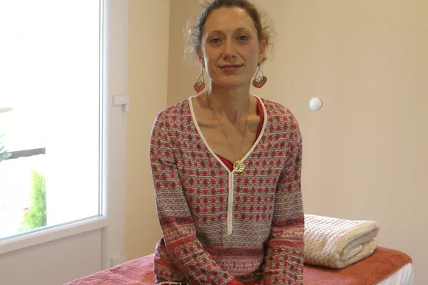 Les  ATELIERS : Massage sur soi ou entre résidents ou avec la famille des résidents.