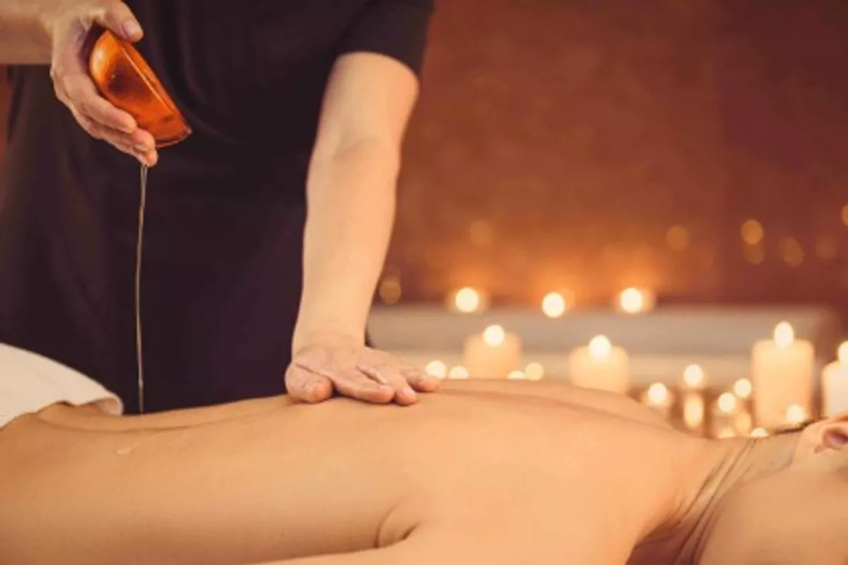 Massage aux huiles chaudes parfumées