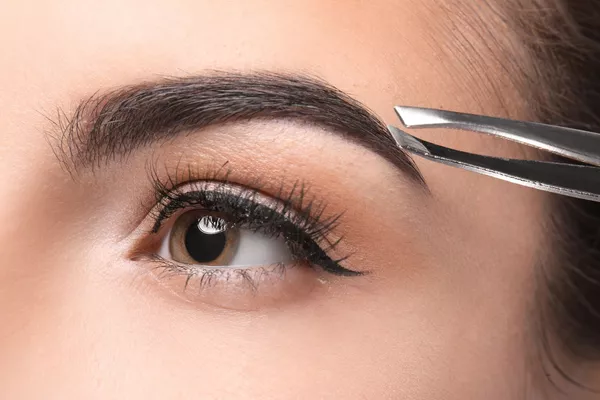 Épilation sourcils (création de lignes)