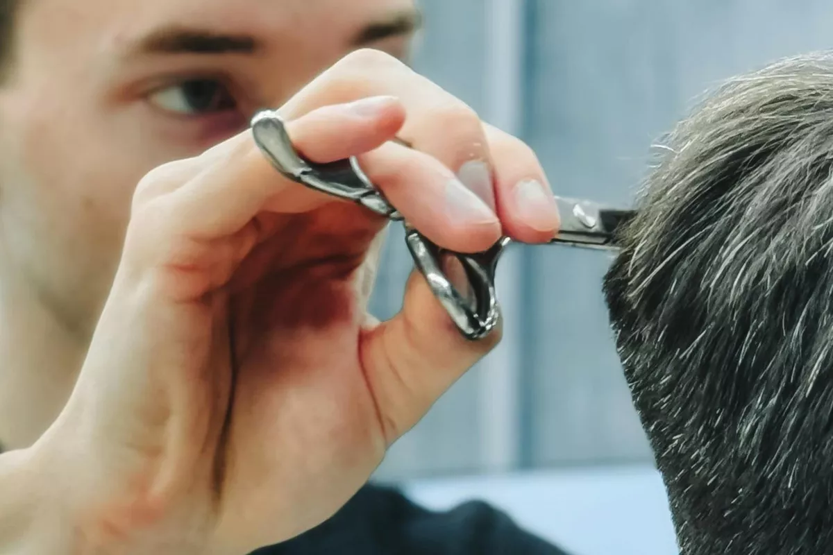 Coupe + shampoing + soin classique + coiffage