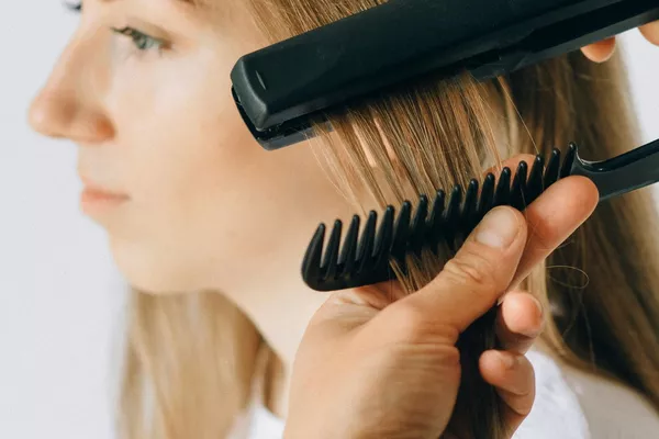 Lissage / bouclage aux plaques chev courts-mi longs