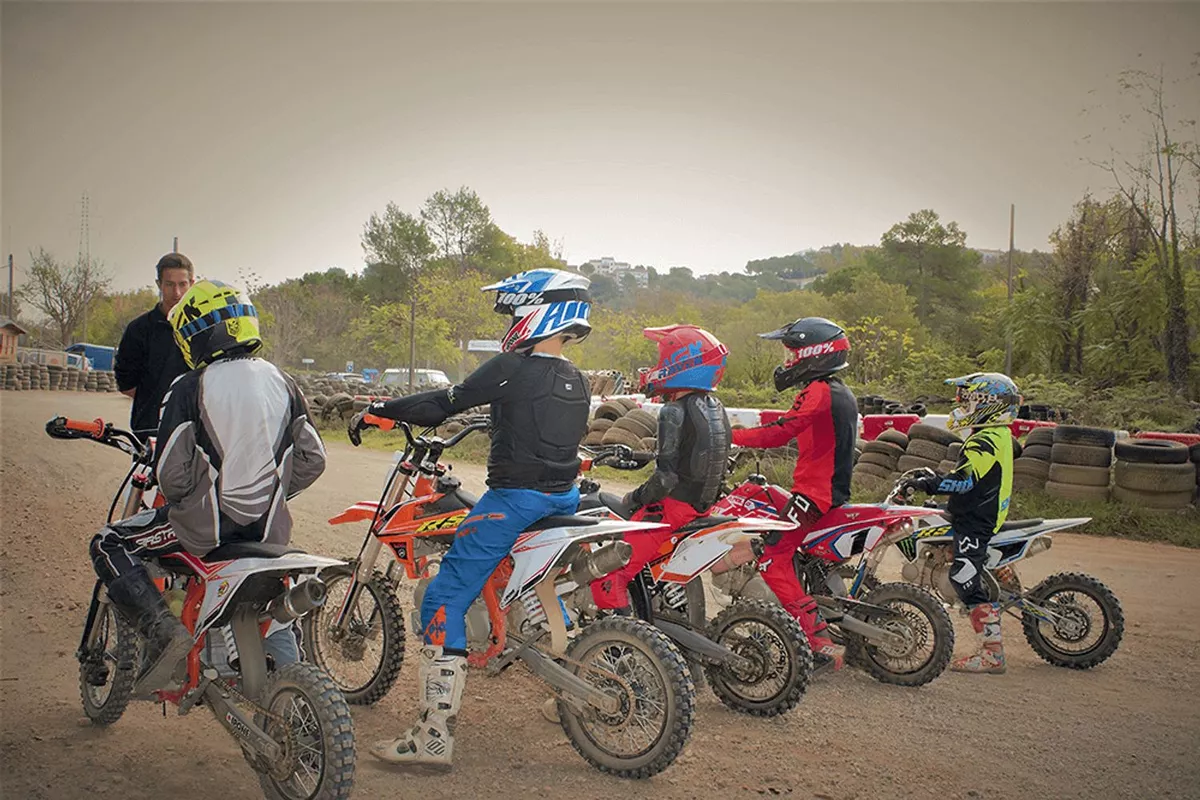 Stage pilotage moto vacances scolaires semaine complète - avec location