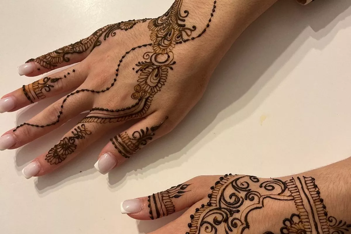 Henné mi chargé une main 