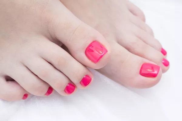 Pose de vernis simple sur les pieds