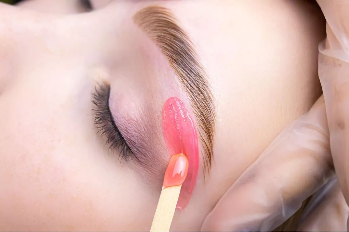Épilation des sourcils – Esthéticienne RosebyBeauty